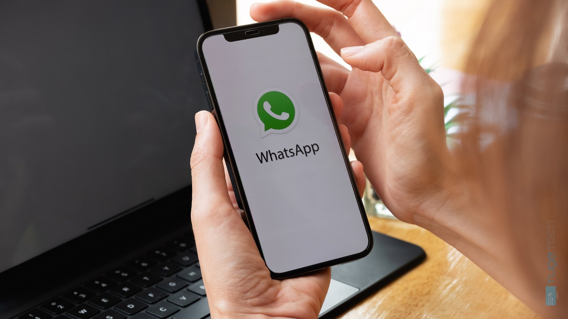 Logo do WhatsApp em smartphone