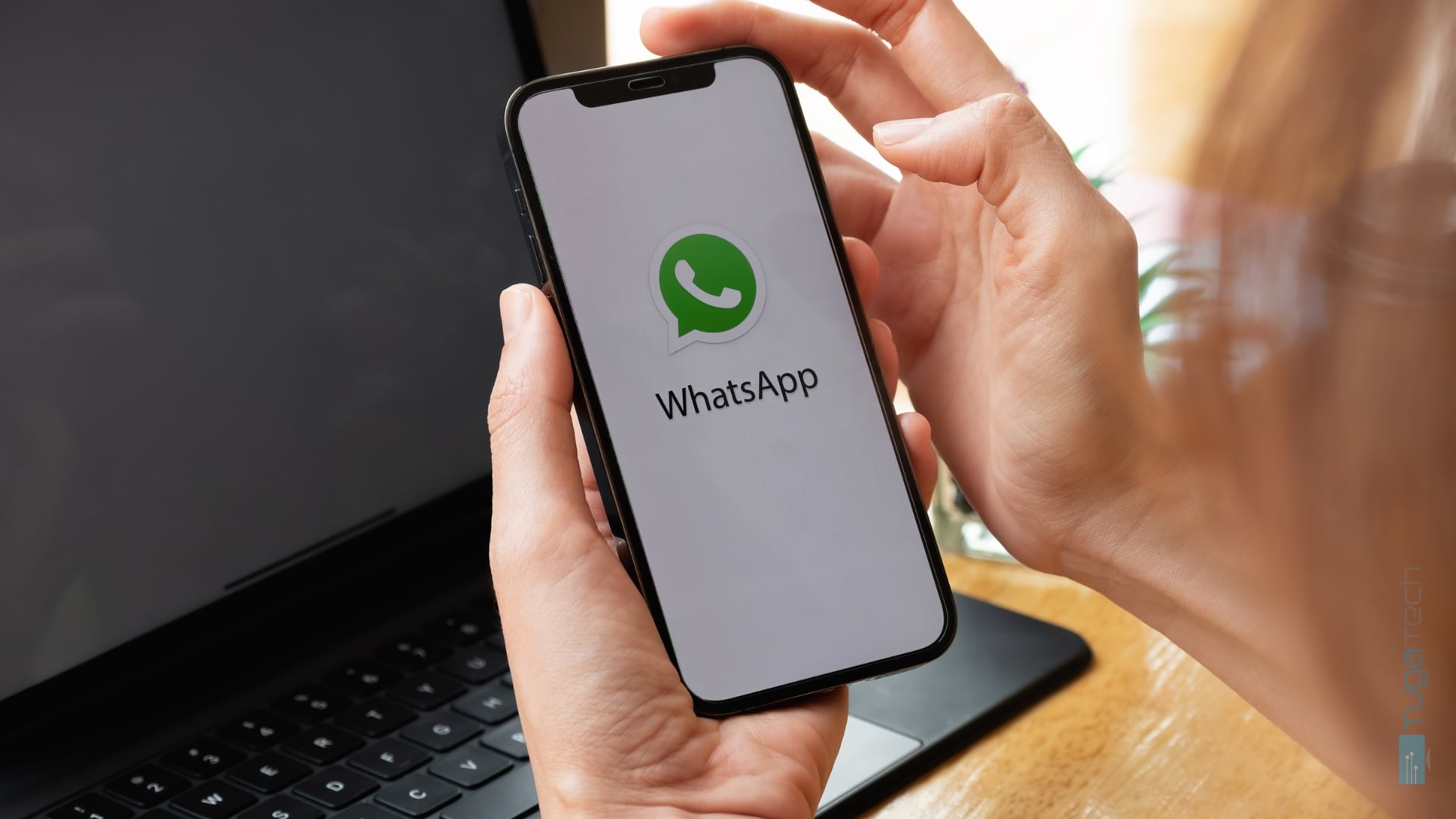 Logo do WhatsApp em smartphone