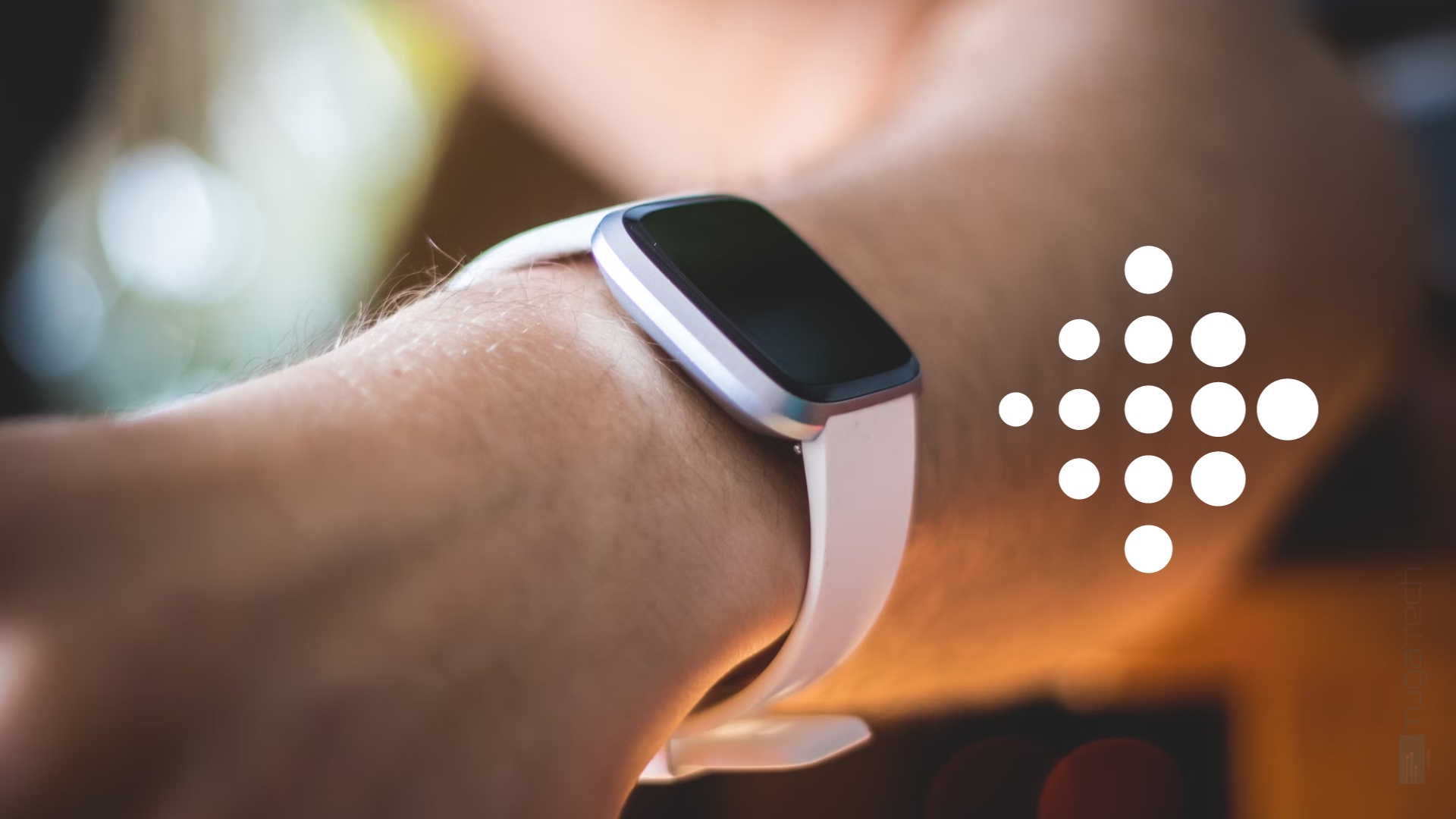 relogio da fitbit com logo da empresa