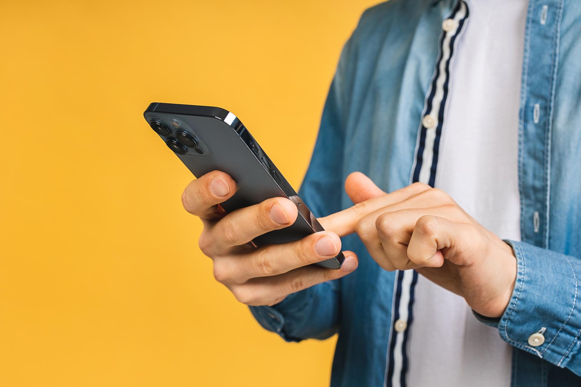 utilizador a usar smartphone