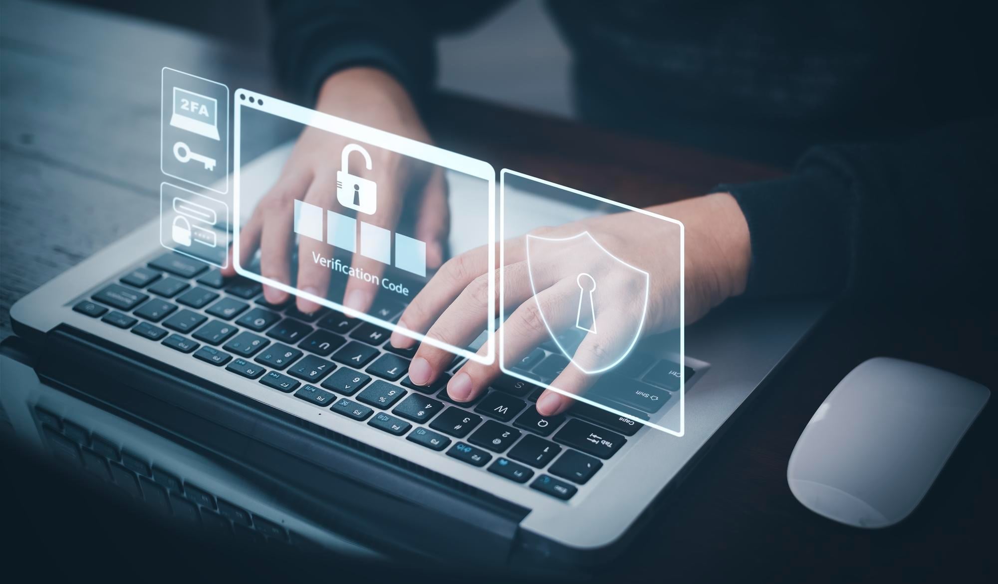 Hacker em frente de computador