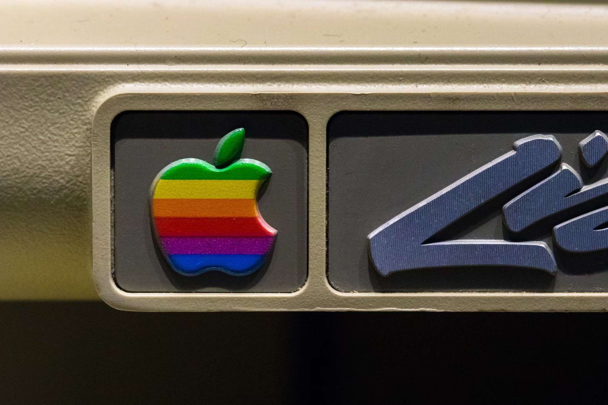 Logo antigo da apple colorido