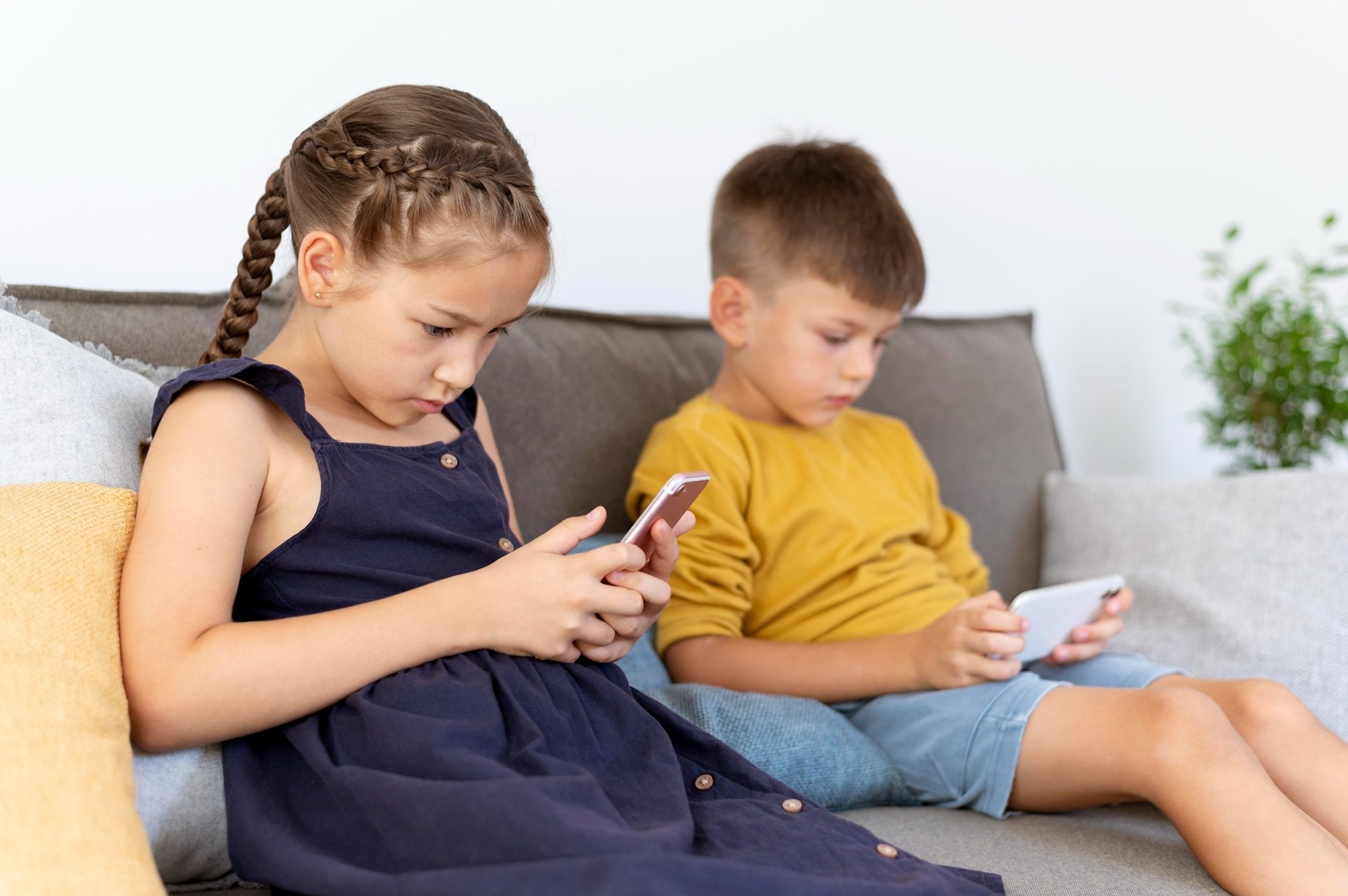 Crianças a usarem smartphone para interagirem com outros utilizadores