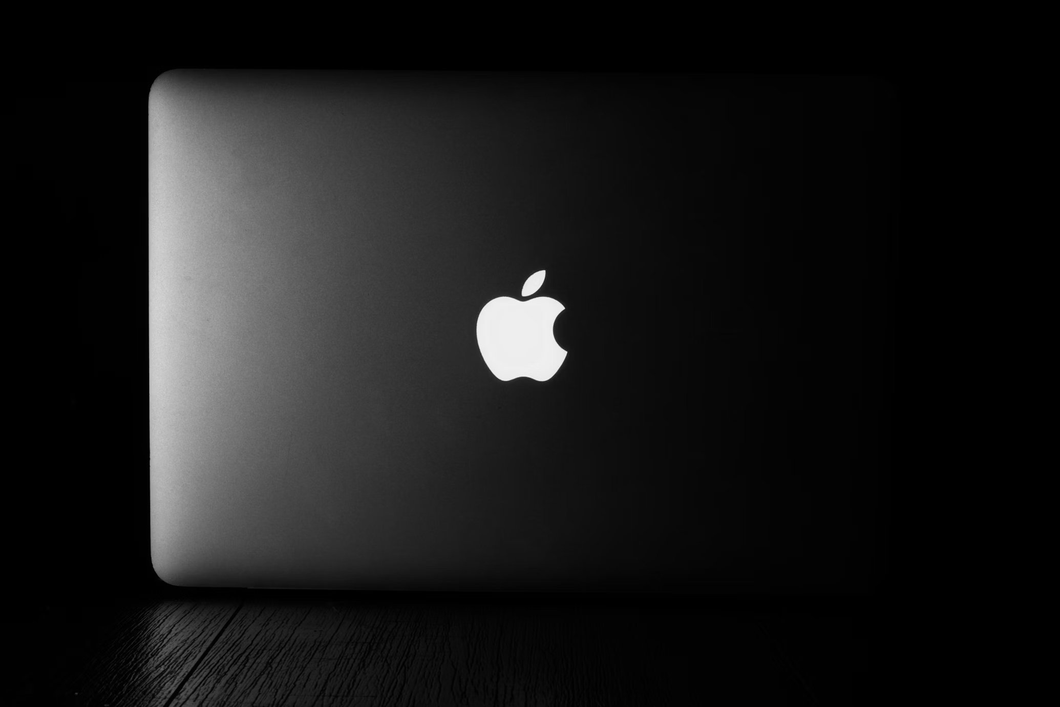 MacBook com logo da Apple
