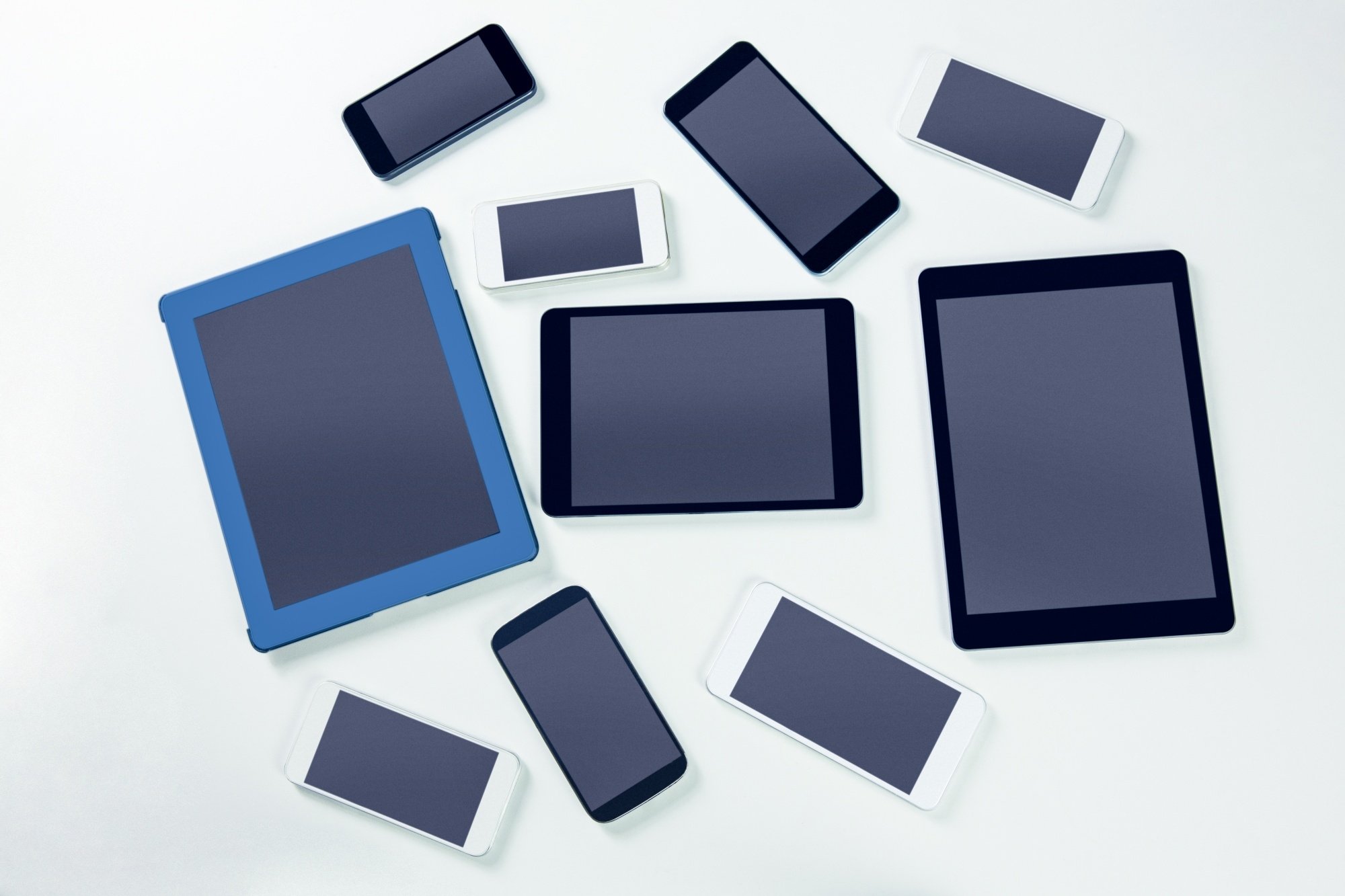 tablets em mesa com smartphones