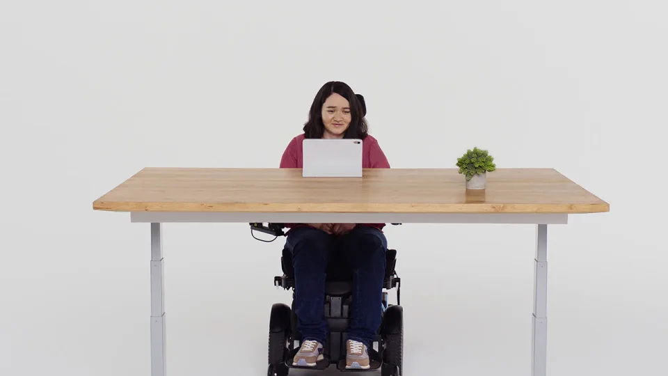 pessoa em cadeira de rodas com um dispositivo da apple na frente