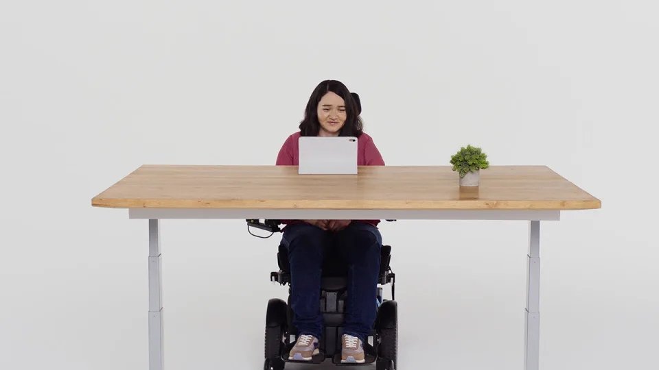 pessoa em cadeira de rodas com um dispositivo da apple na frente