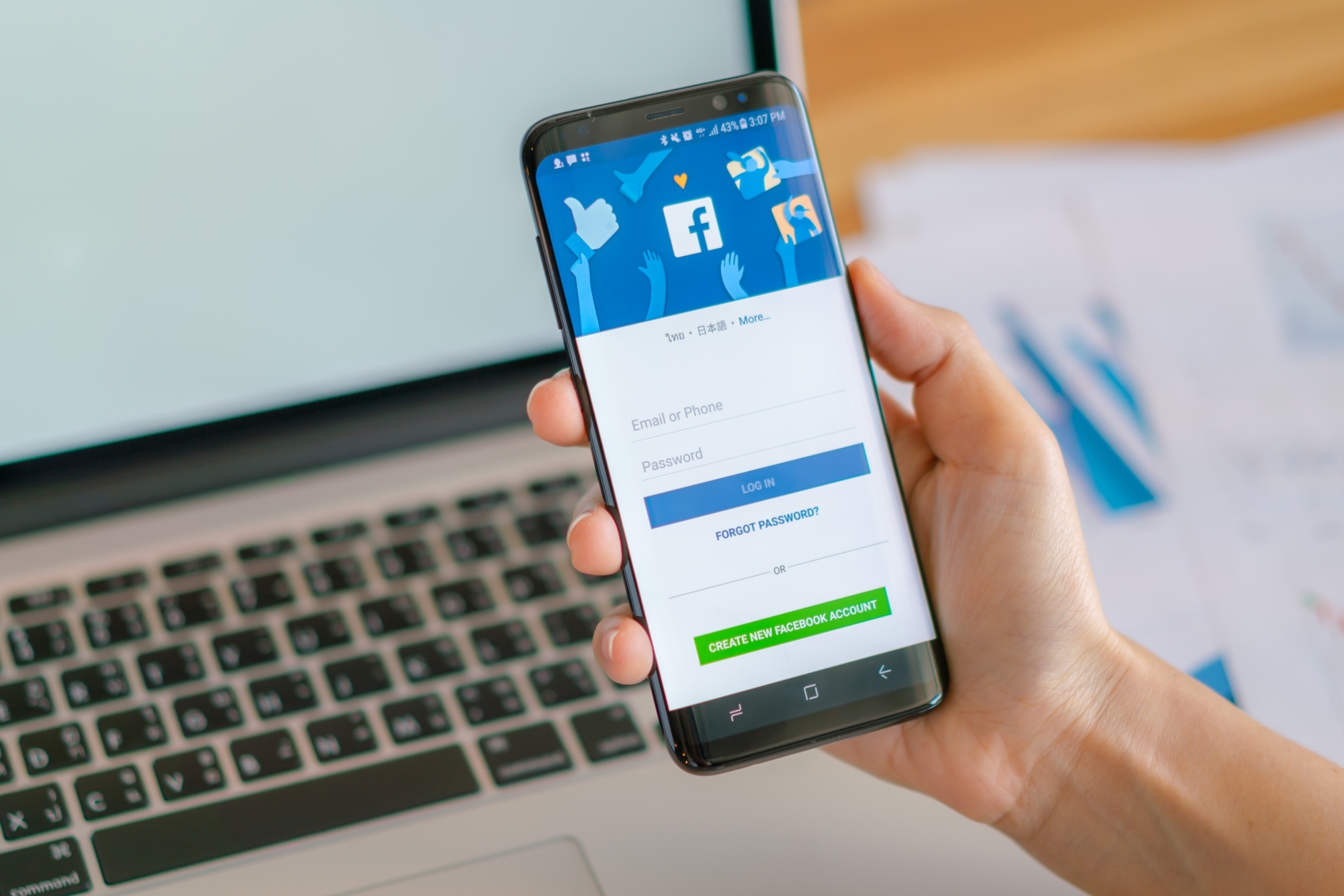 app do facebook em smartphone