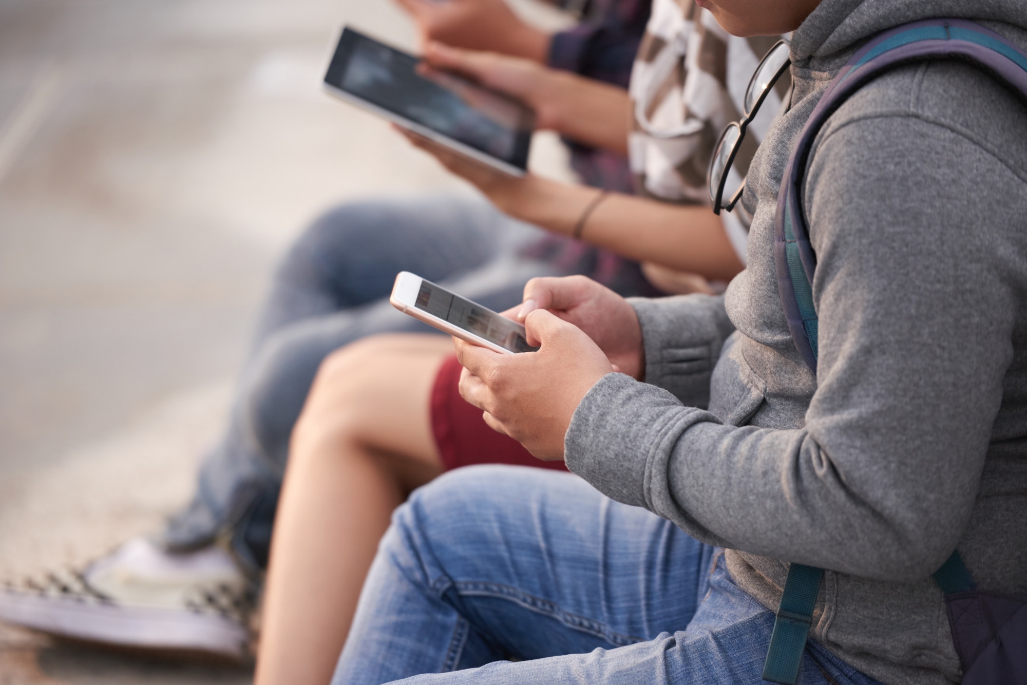 jovem a usar smartphone para acesso a redes sociais