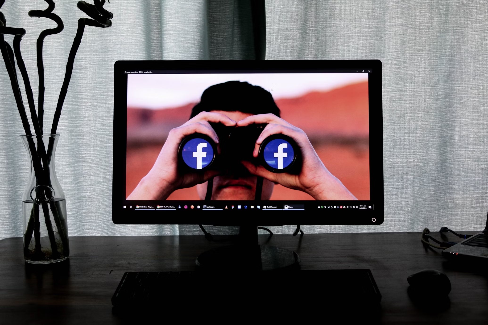 Facebook a espiar