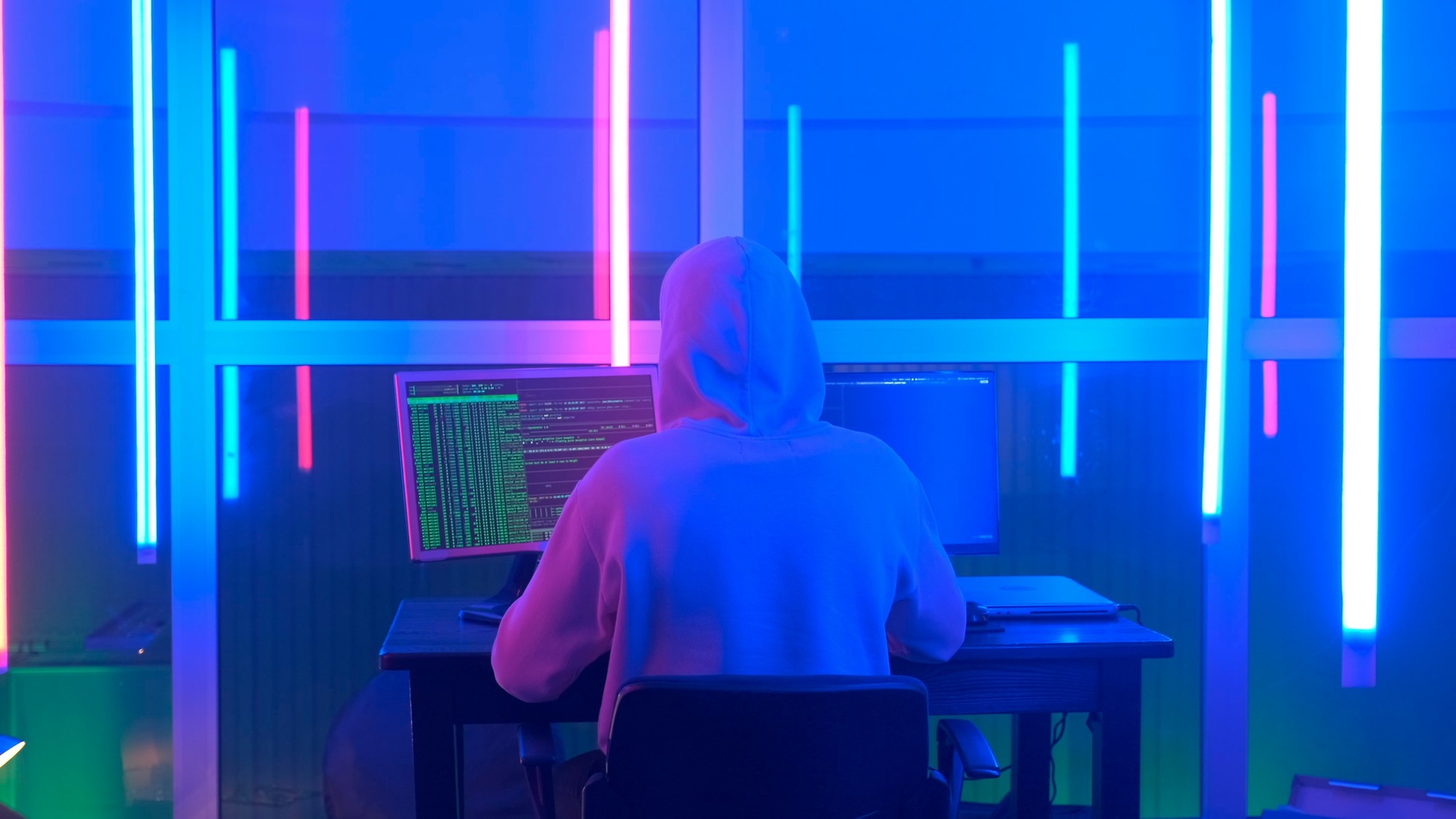 Hacker em frente de computador