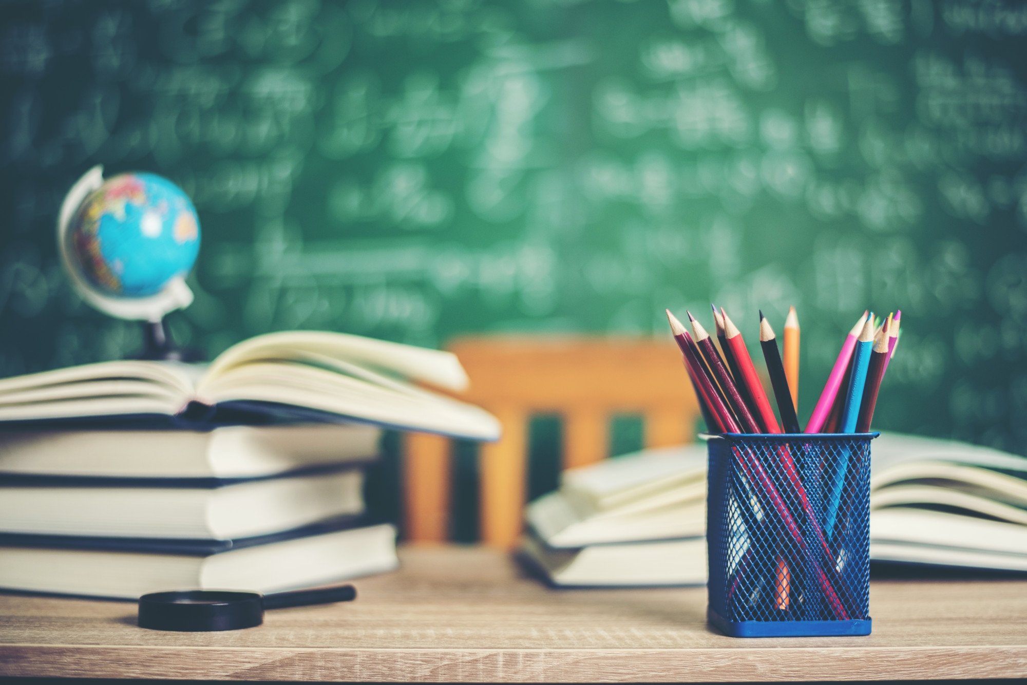 escola com mesa de trabalho