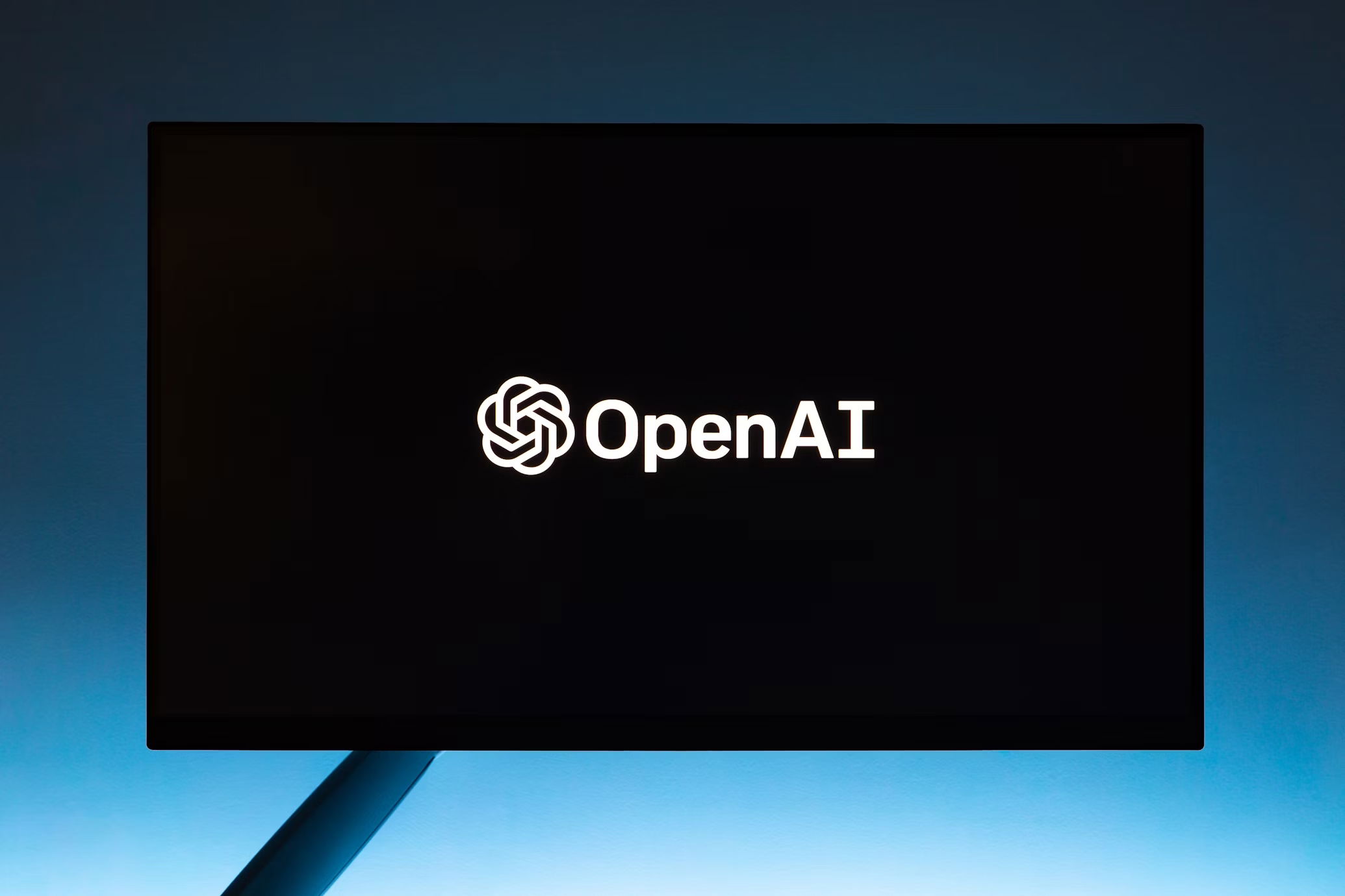 monitor com logo da OpenAI