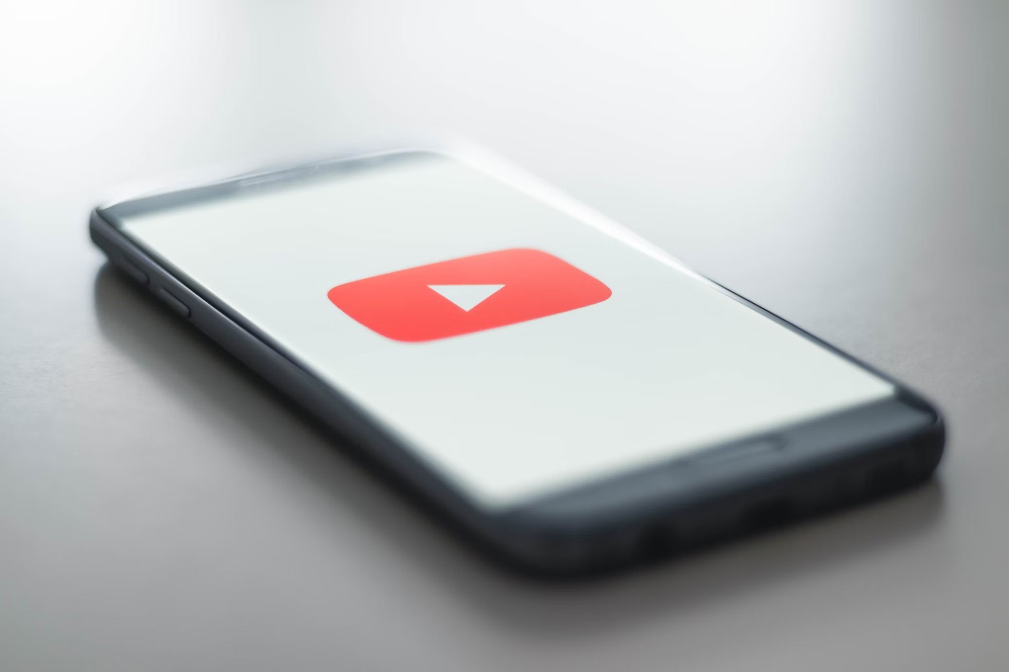 smartphone com logo do youtube